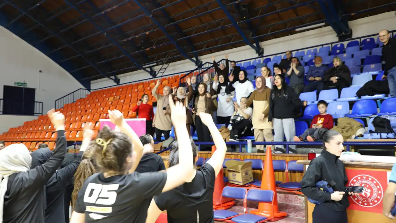 Kütahya’da Kadın Voleybol Turnuvası Coşkuyla Tamamlandı 2