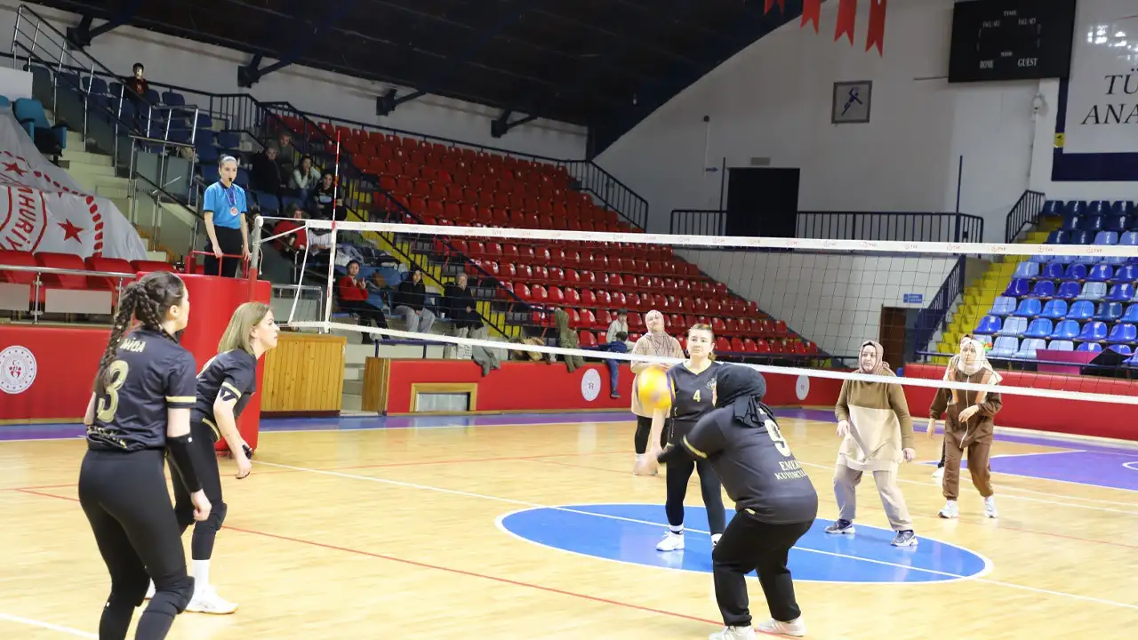 Kütahya’da Kadın Voleybol Turnuvası Coşkuyla Tamamlandı 3