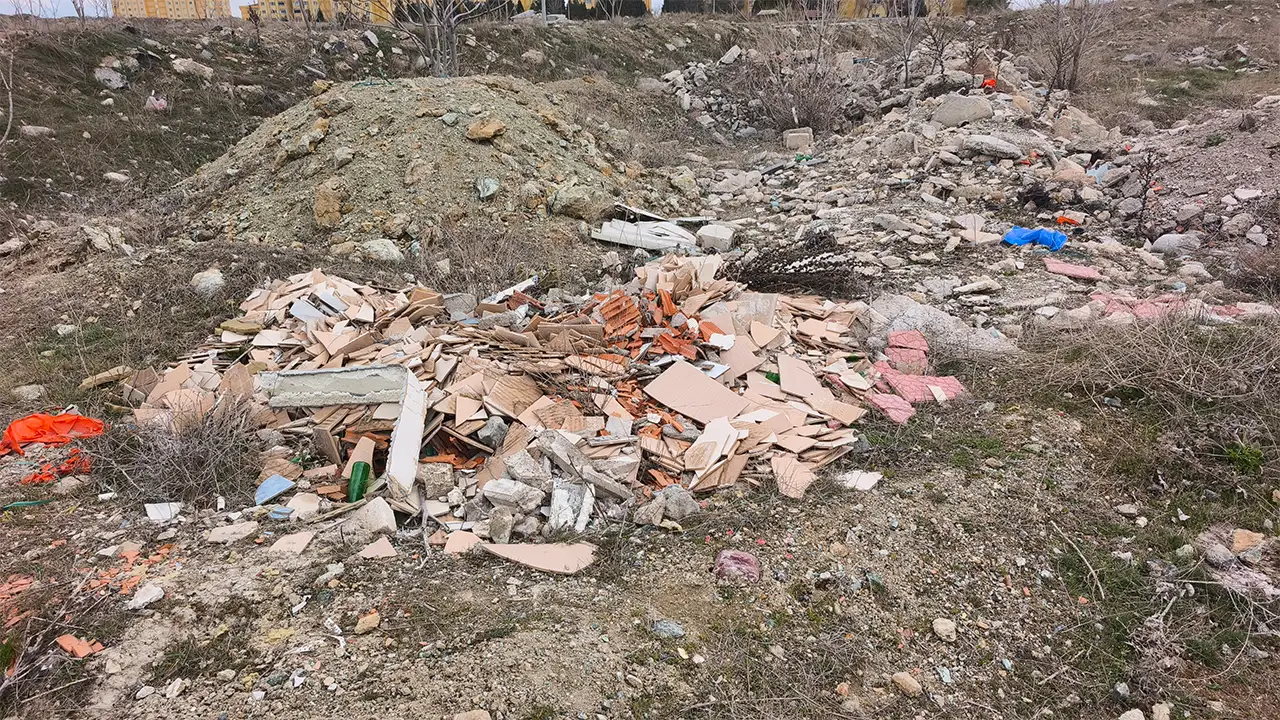 Kütahya'da Mahalle Sakinleri Molozlardan Dertli3