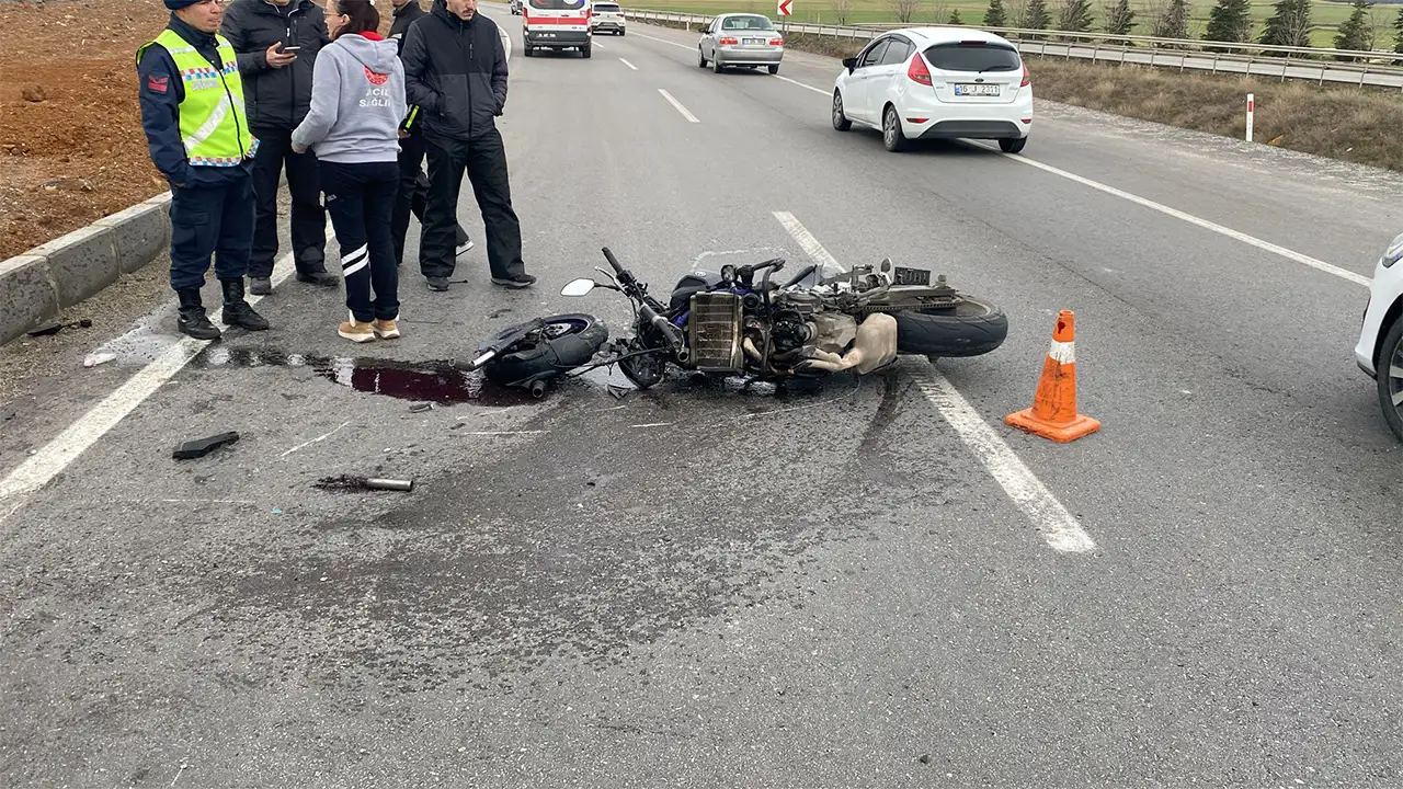 Kütahya’da Motosiklet Otomobile Çarptı, Sürücü Ölümden Döndü3