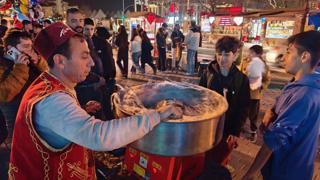 Kütahya’da Motosiklet Tutkunlarından “Pamuk Şeker” Ikramı (2)