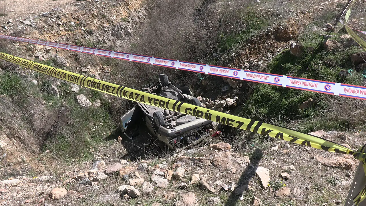Kütahya'da Otomobil Şarampole Devrildi 2 Ölü, 1 Yaralı3