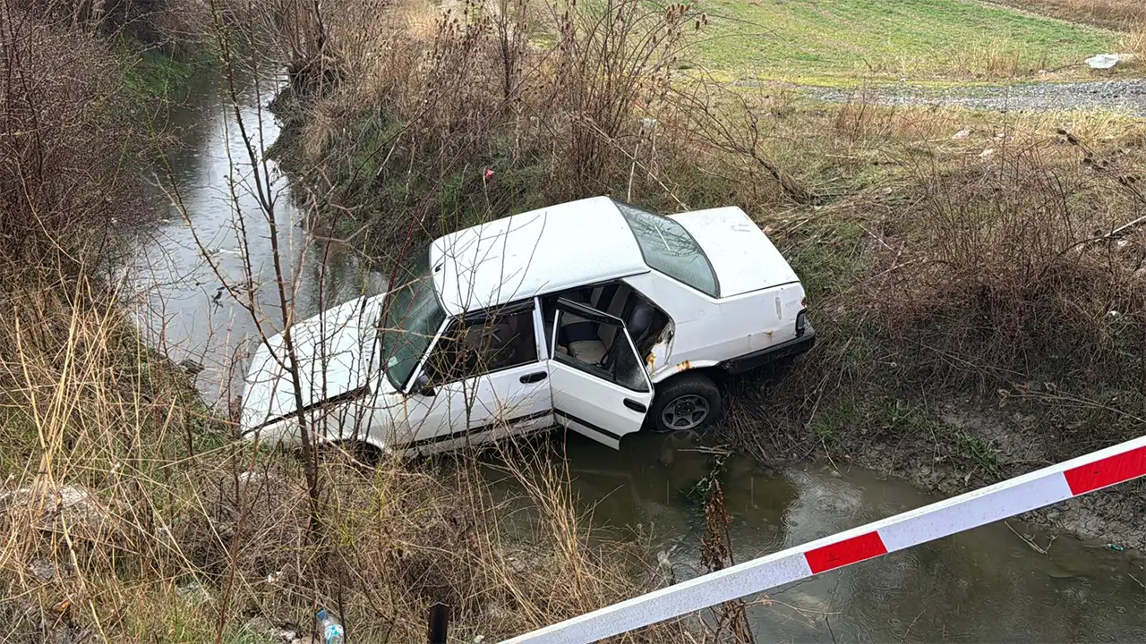 Kütahya'da Otomobil Sulama Kanalına Uçtu3