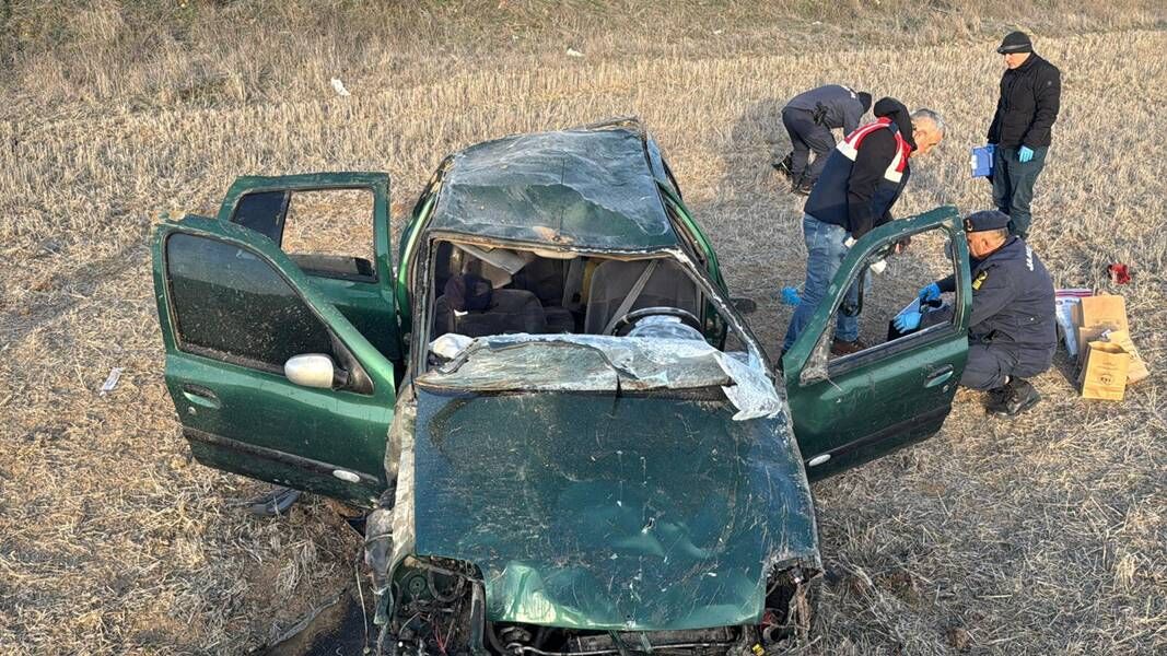Kütahya'da Otomobil Takla Attı, Ölü Ve Yaralılar Var (1)