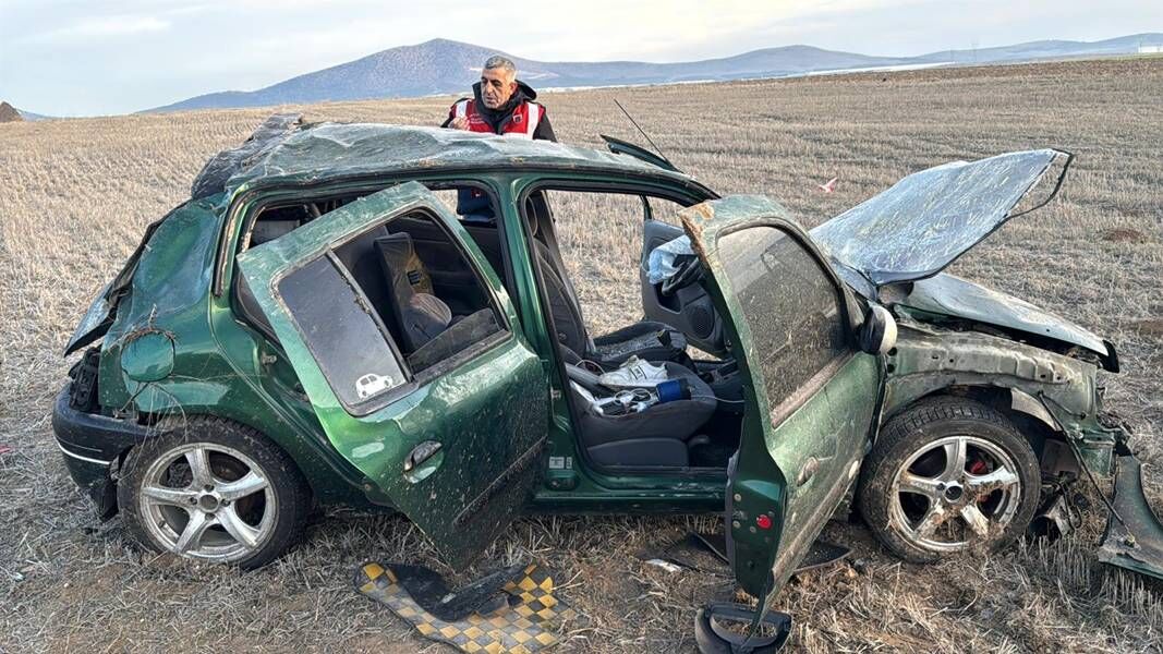 Kütahya'da Otomobil Takla Attı, Ölü Ve Yaralılar Var (2)