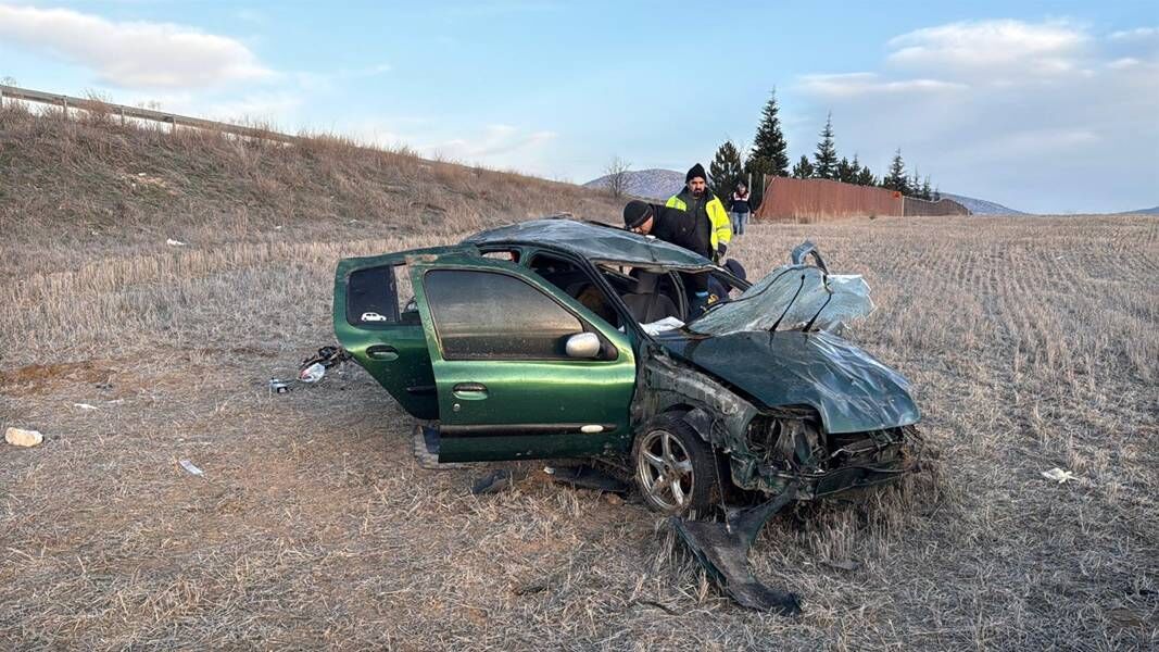 Kütahya'da Otomobil Takla Attı, Ölü Ve Yaralılar Var (3)