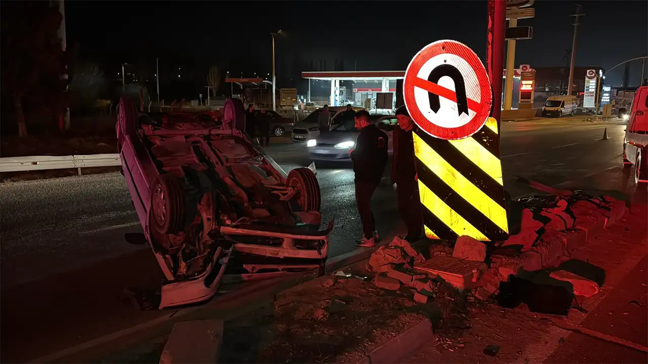 Kütahya’da Otomobil Trafik Lambalarına Çarpıp Devrildi3
