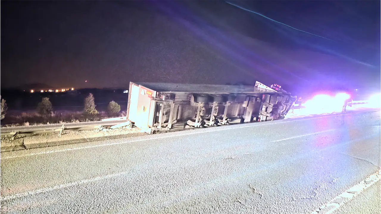 Kütahya’da Sebze Yüklü Tır Devrildi, Şoför Yaralı2