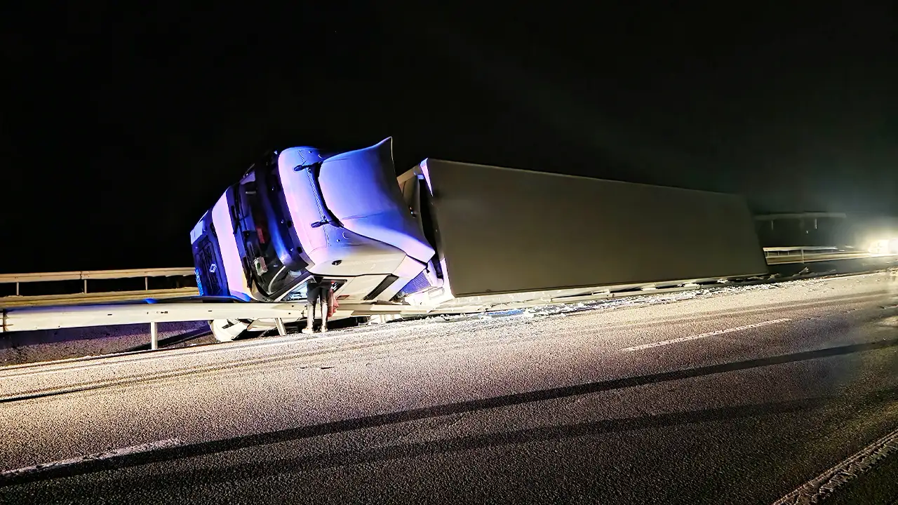Kütahya’da Sebze Yüklü Tır Devrildi, Şoför Yaralı3
