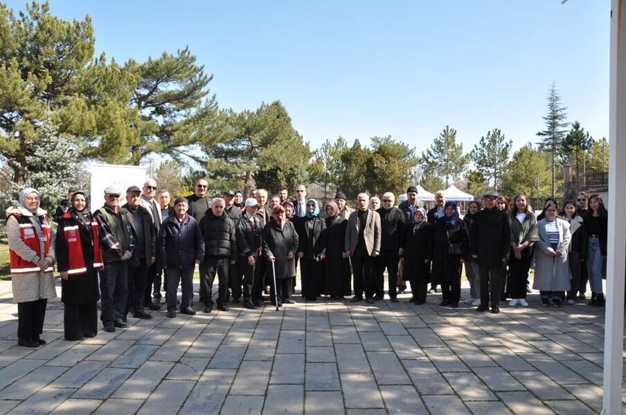 Kütahya’da Şehitlik Temizliği Ve Çevre Düzenlemesi Başlatıldı (3)