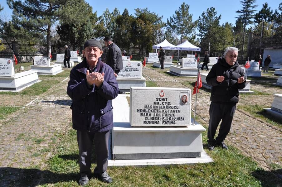 Kütahya’da Şehitlik Temizliği Ve Çevre Düzenlemesi Başlatıldı (4)