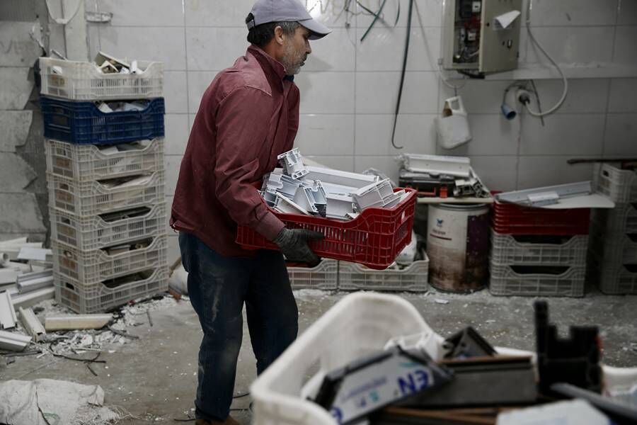 Sıfır Atık Ilhamıyla Kurduğu Fabrikada Atık Plastikten Sera Klipsi Üretiyor (3)