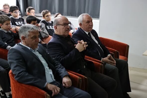 Kütahya Belediyesi tarafından yürütülen çevre eğitimleri kapsamında, Şehit Selim Cansız Anadolu İmam Hatip Lisesi’nde “Sıfır Atık Eğitimi” programı gerçekleştirildi. Programa Belediye Başkan Yardımcısı Ejderhan Gezer de katıldı. Eğitim programında öğrenc