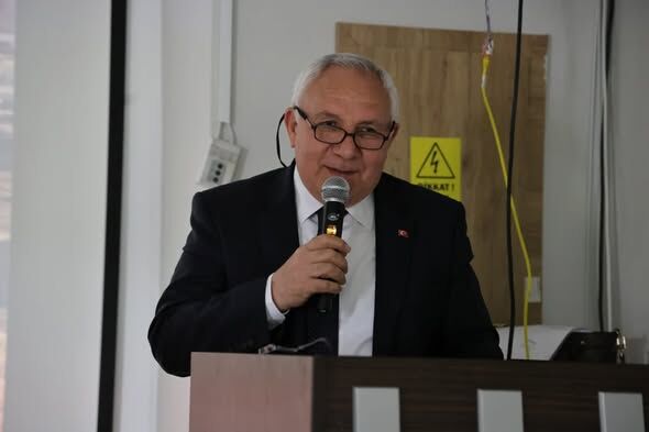 Kütahya Belediyesi tarafından yürütülen çevre eğitimleri kapsamında, Şehit Selim Cansız Anadolu İmam Hatip Lisesi’nde “Sıfır Atık Eğitimi” programı gerçekleştirildi. Programa Belediye Başkan Yardımcısı Ejderhan Gezer de katıldı. Eğitim programında öğrenc