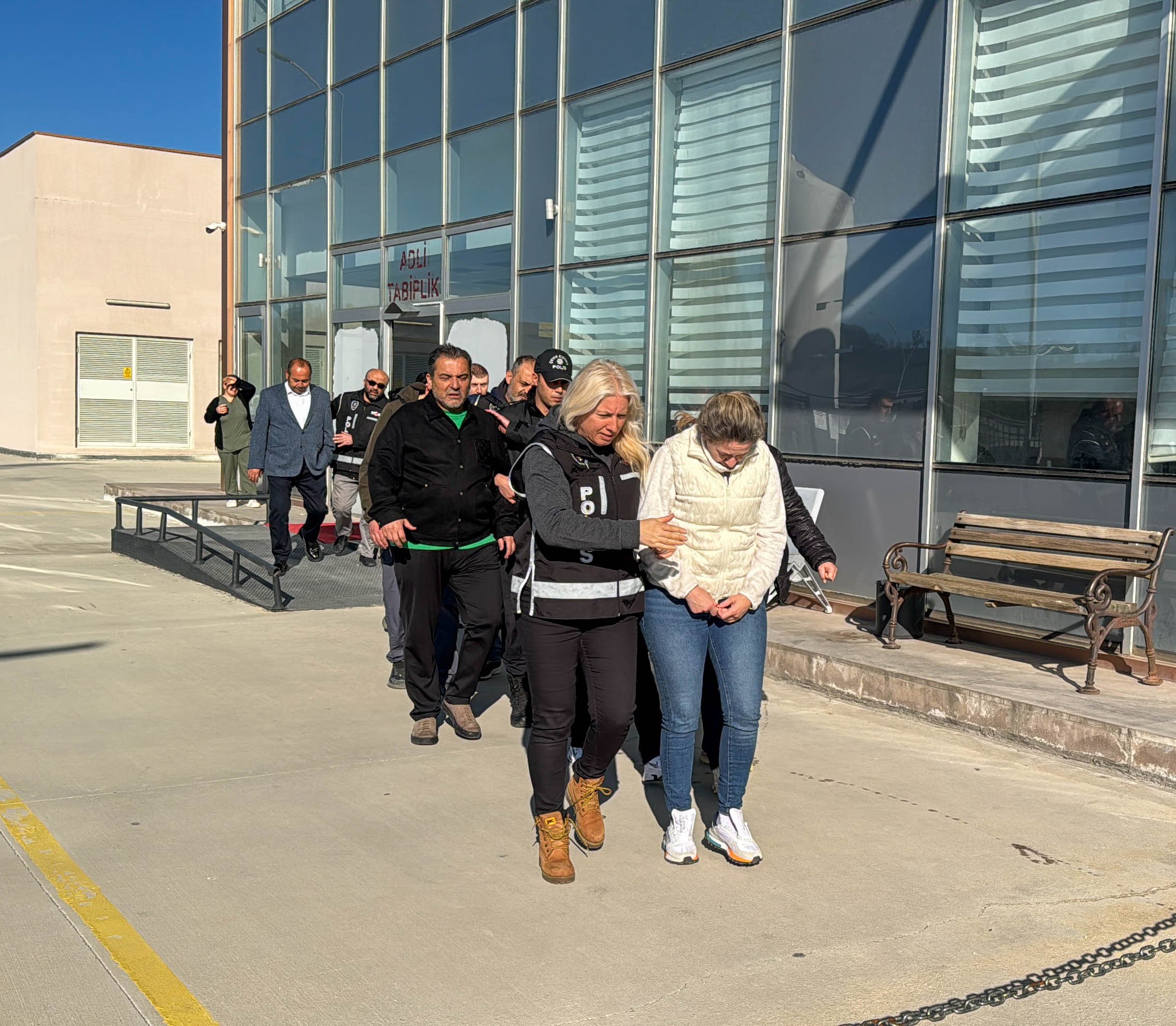 A A 20260420 41158424 41158422 U S A K T A I R T I K A P S O R U S T U R M A S I N D A G O Z A L T I N A A L I N A N E S M E B E L E D I Y E B A S K A N I T O Z A N V E 5 S U P H E L I A D L I Y E D E