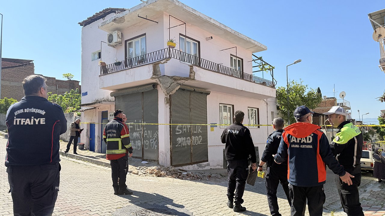 Aydın Efeler’de Çöken Balkondan Düşen Baba Ve Oğlu Yaralandı 1