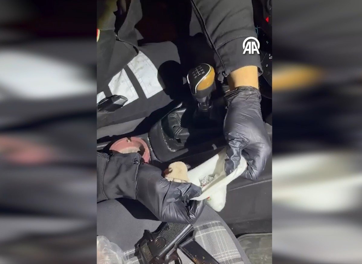 Bursa Bahçelievler’de Otomobilde Çoraplara Gizli Uyuşturucu Bulundu
