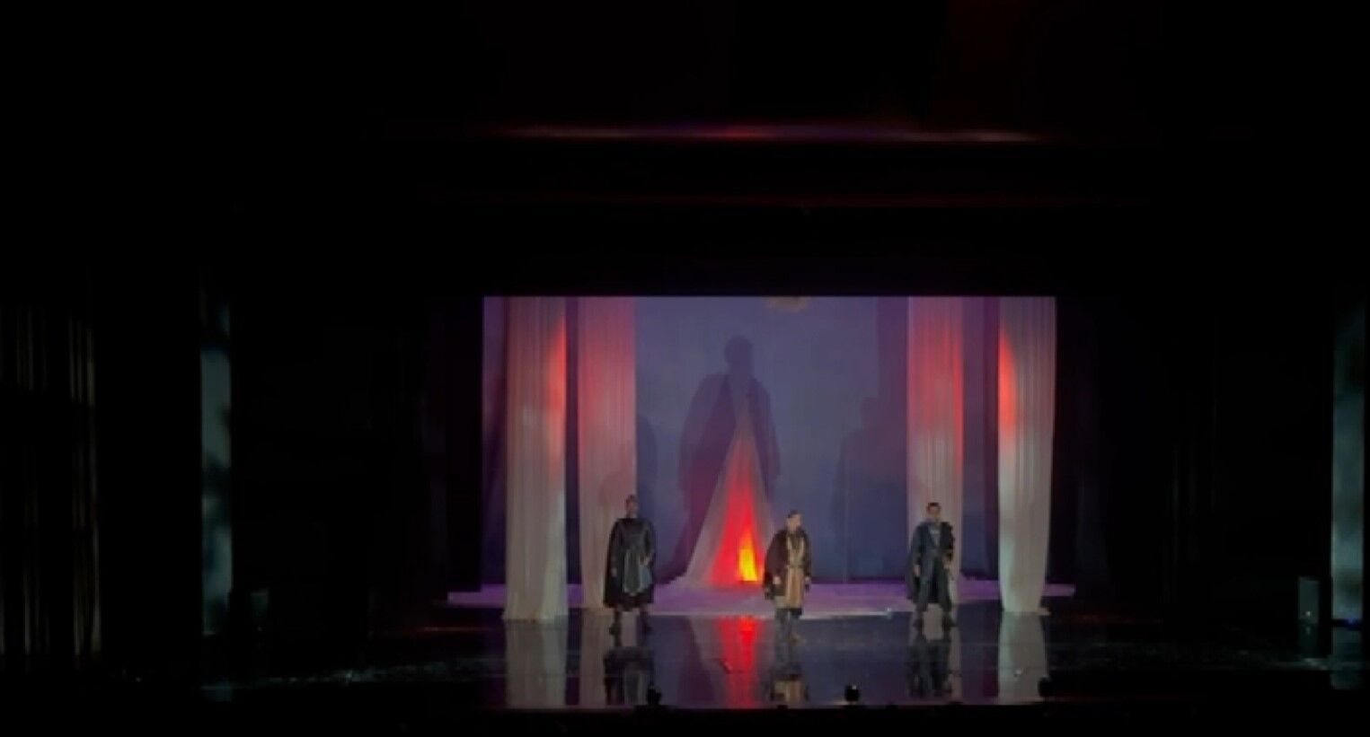 Bursa’da “Çınarın Gölgesinde” Tiyatro Oyunu Sahnelendi 1