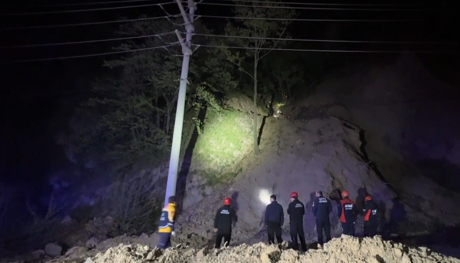 Düzce’de Yamaçta Mahsur Kalan 3 Kişi Kurtarıldı 1