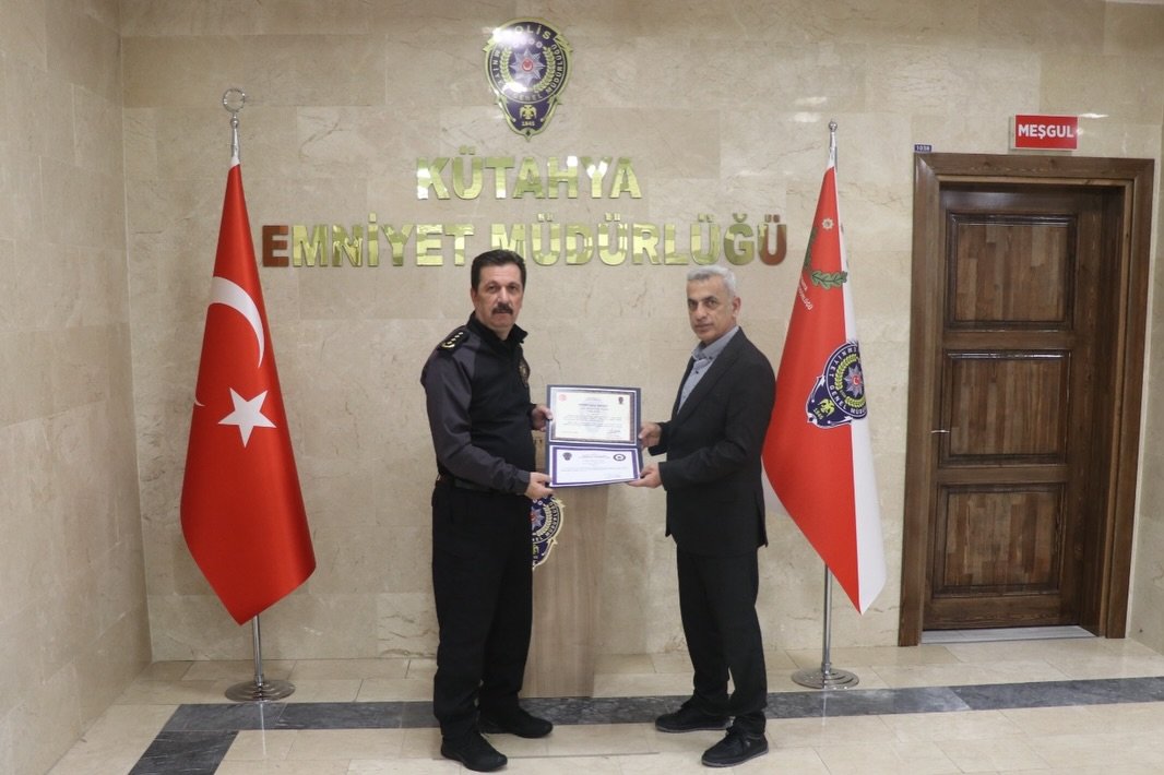 Emekliye Ayrılan Polis Memuruna Vefa Plaketi