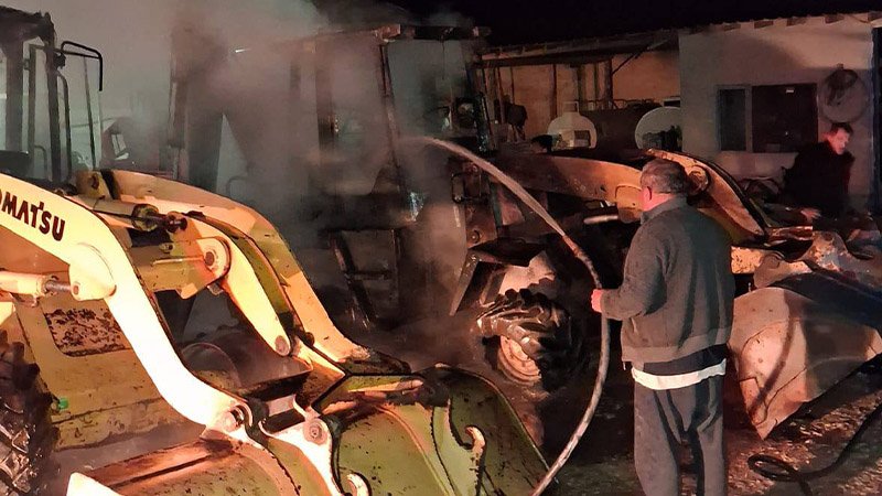 Kütahya Altıntaş’ta Iş Makinesi Yangını (2)