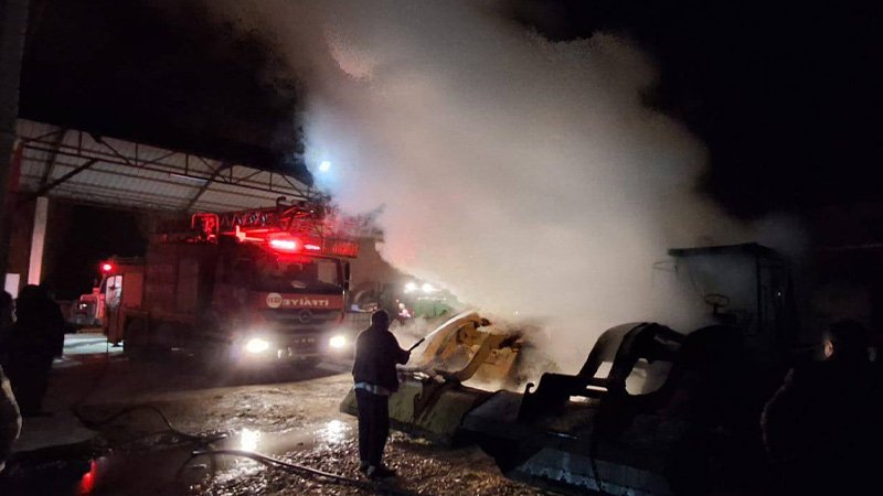 Kütahya Altıntaş’ta Iş Makinesi Yangını (3)