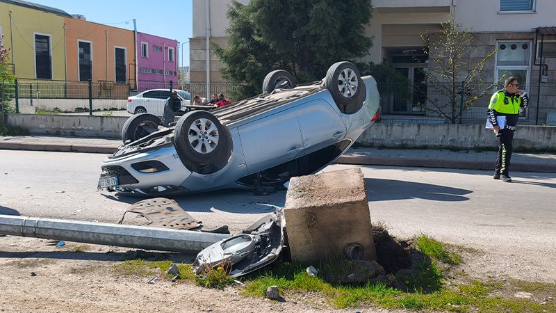 Kütahya’da Aydınlatma Direğine Çarpan Otomobil Takla Attı (4)