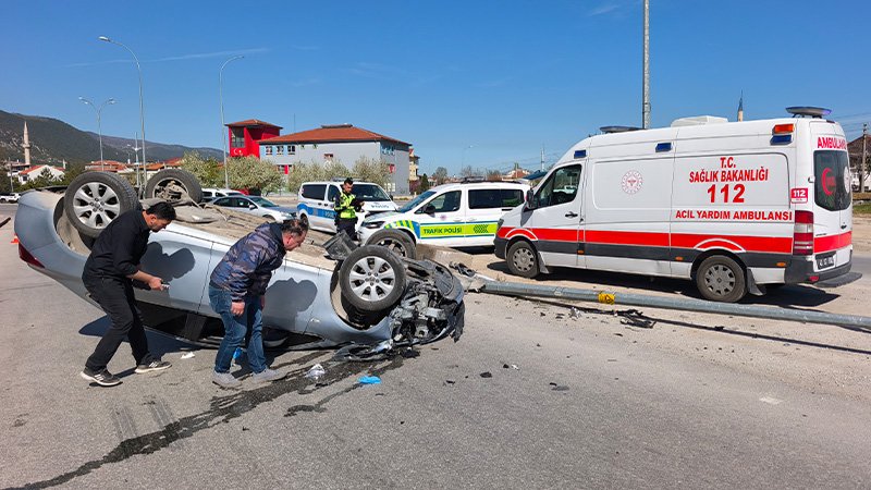 Kütahya’da Aydınlatma Direğine Çarpan Otomobil Takla Attı (5)