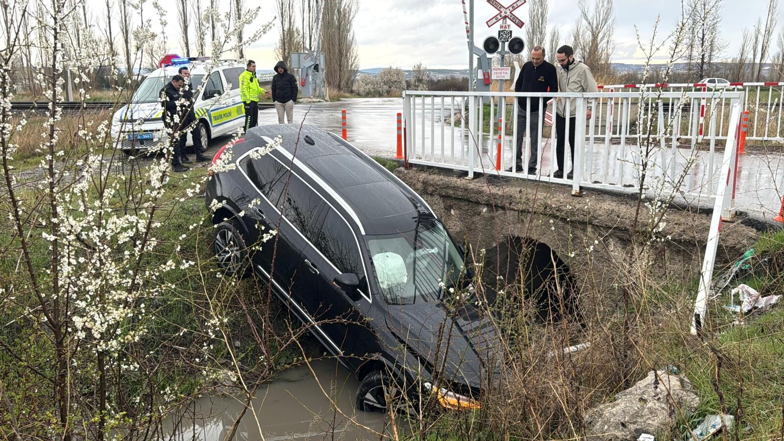Kütahya'da Aynı Sulama Kanalına Bu Sefer Lüks Araç Uçtu (1)