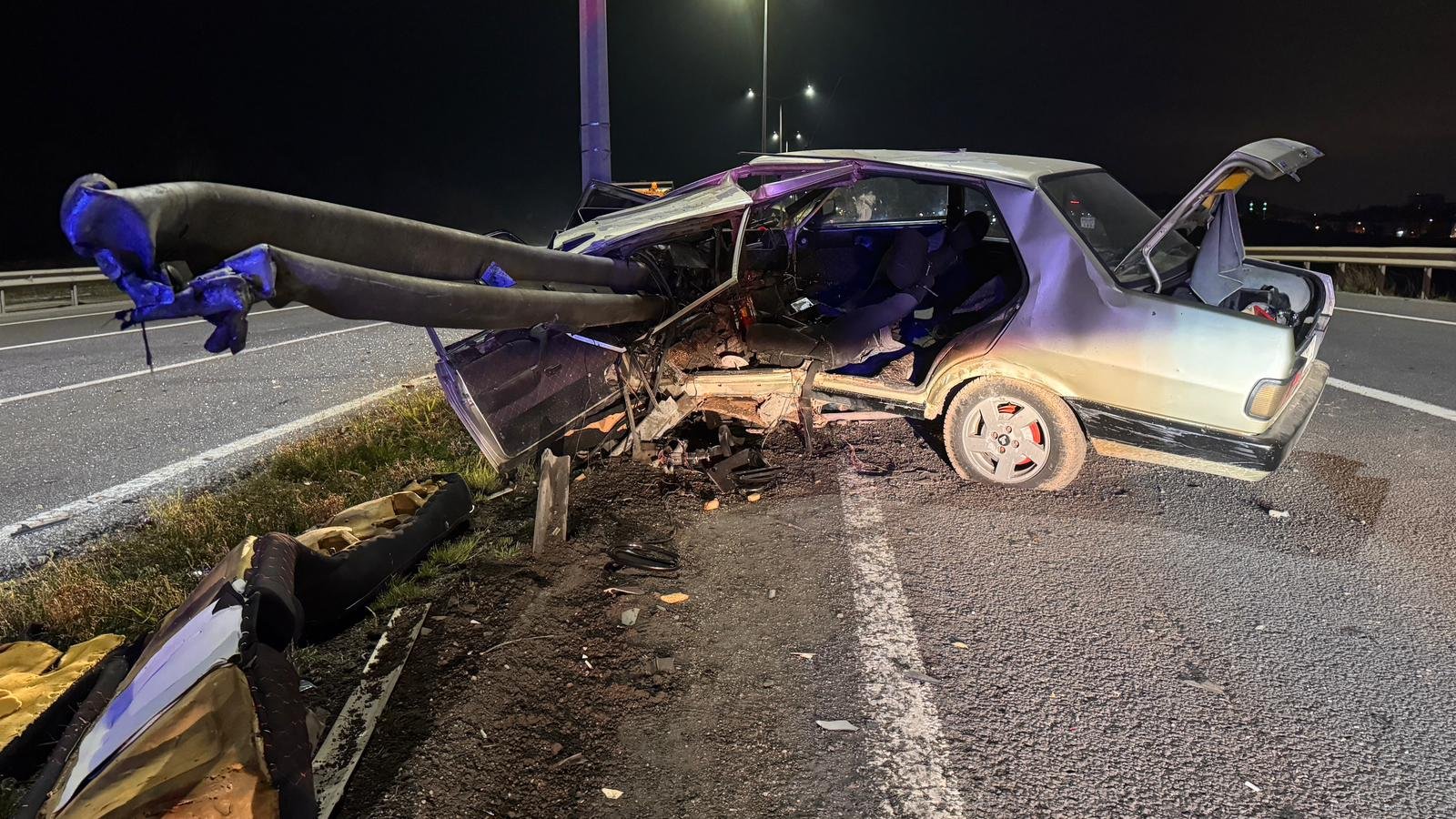 Kütahya'da Bariyere Saplanan Otomobil Sürücüsü Ağır Yaralandı (1)-1
