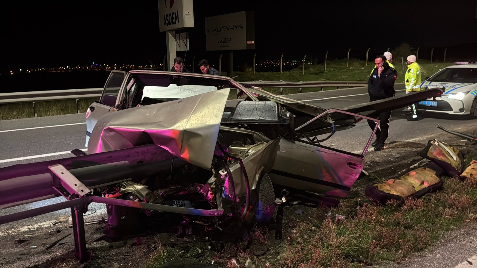 Kütahya'da Bariyere Saplanan Otomobil Sürücüsü Ağır Yaralandı (2)