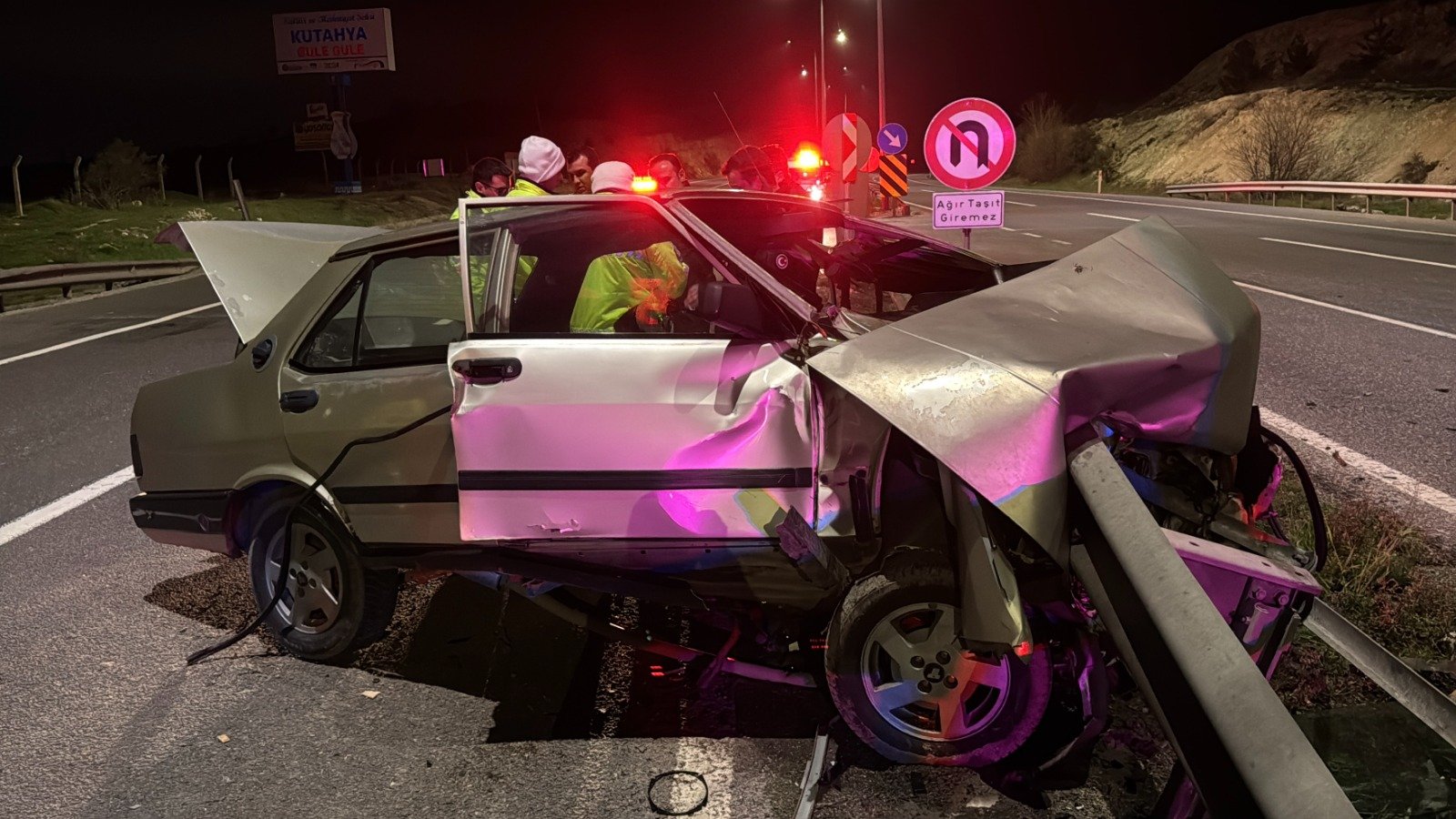 Kütahya'da Bariyere Saplanan Otomobil Sürücüsü Ağır Yaralandı (3)