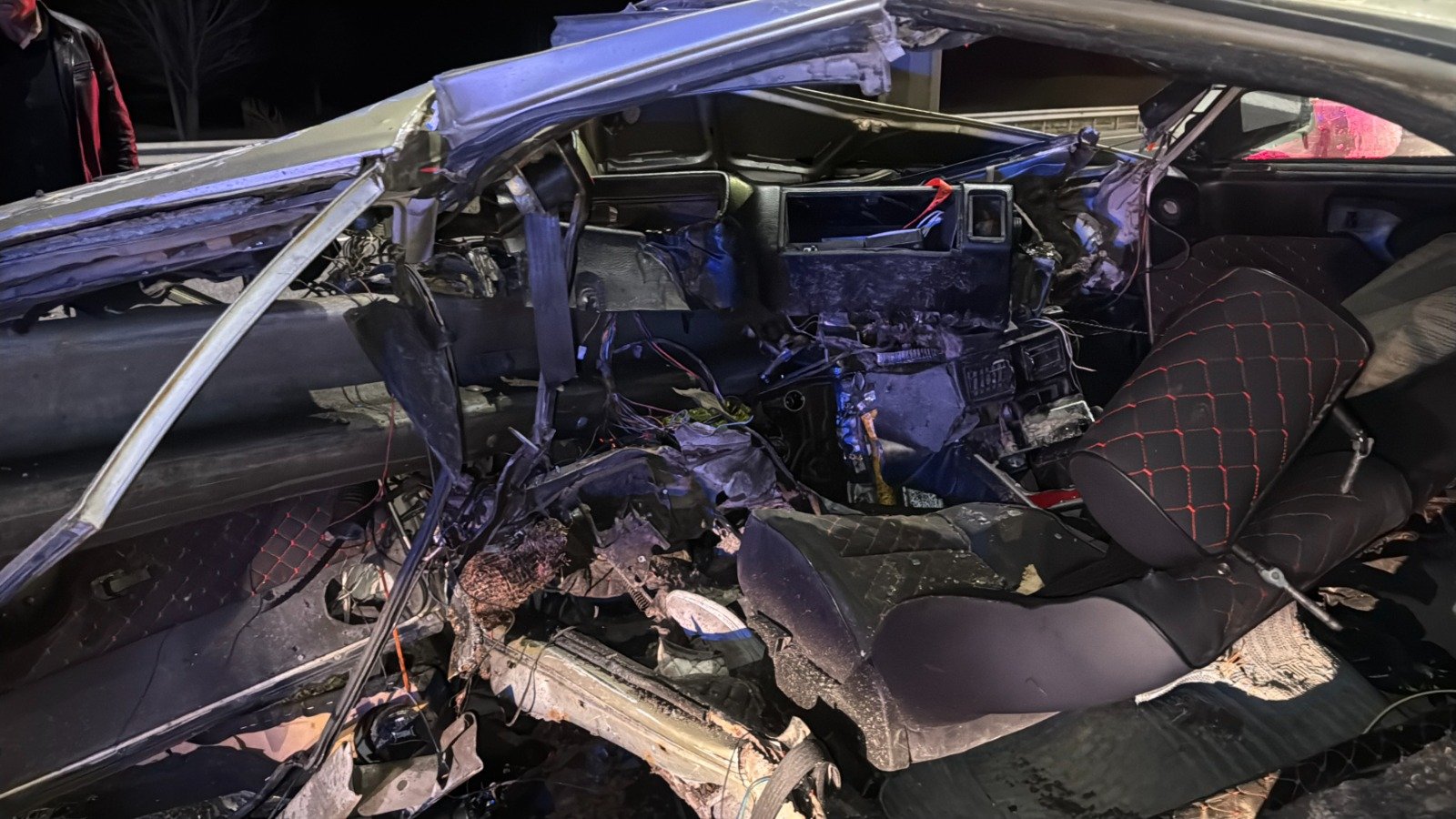 Kütahya'da Bariyere Saplanan Otomobil Sürücüsü Ağır Yaralandı (4)