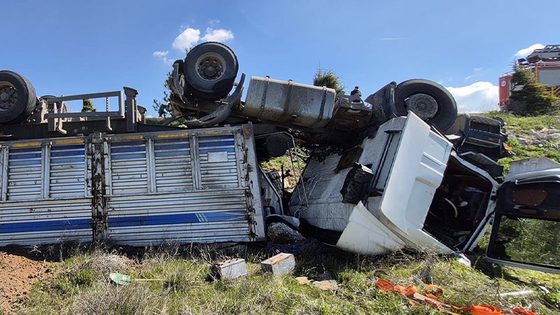 Kütahya’da Çekici Yoldan Çıktı, Ters Döndü (6)