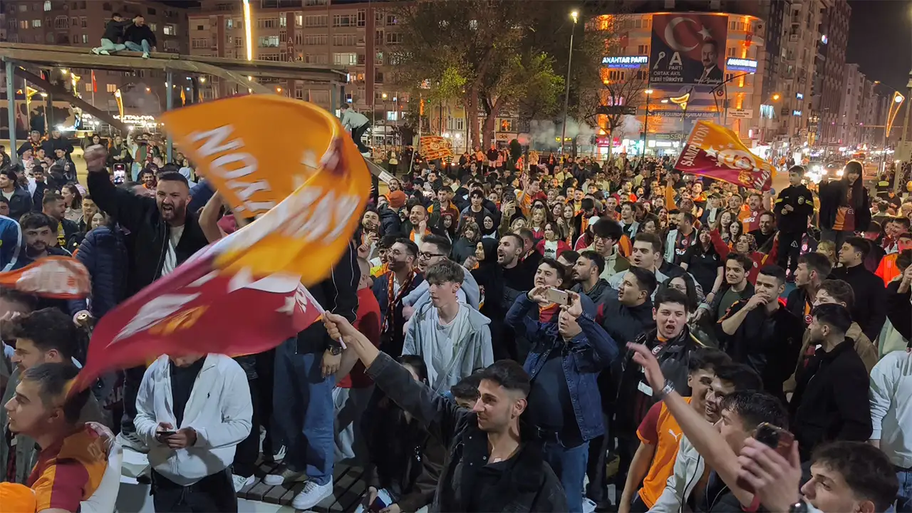 Kütahya’da Galatasaray Taraftarı Derbi Zaferini Kutladı3