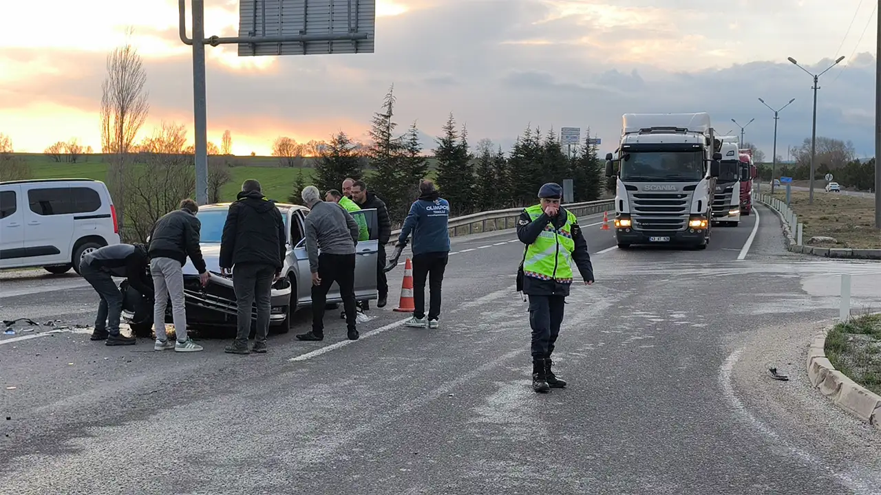 Kütahya’da Iki Otomobil Kavşakta Çarpıştı, 2 Yaralı3