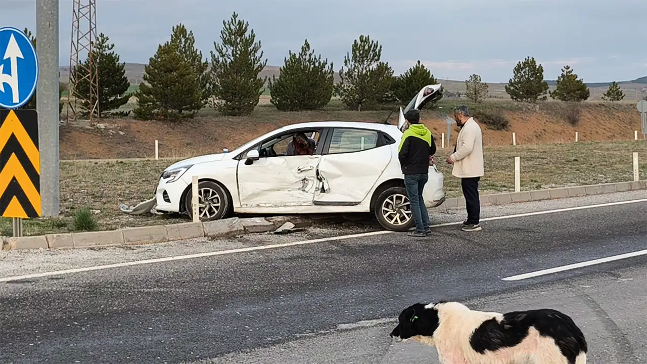Kütahya’da Iki Otomobil Kavşakta Çarpıştı, 2 Yaralı4
