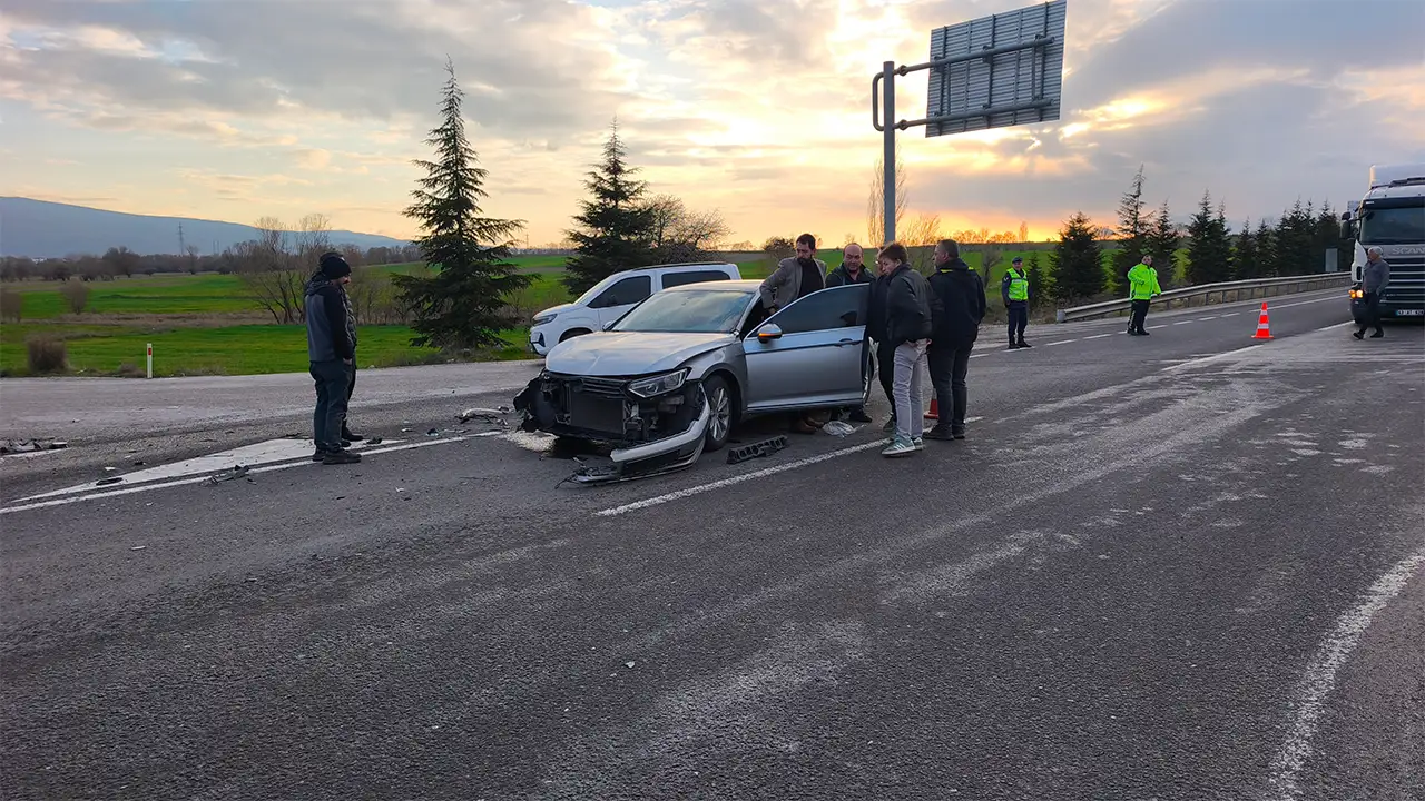 Kütahya’da Iki Otomobil Kavşakta Çarpıştı, 2 Yaralı5