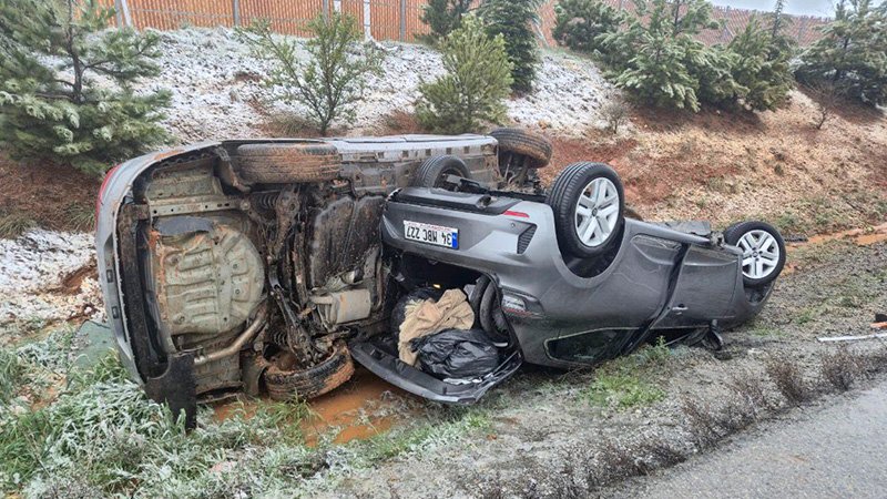 Kütahya'da Iki Otomobil Yan Yana Devrildi (3)