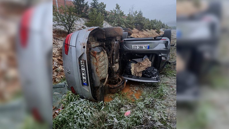 Kütahya'da Iki Otomobil Yan Yana Devrildi (4)