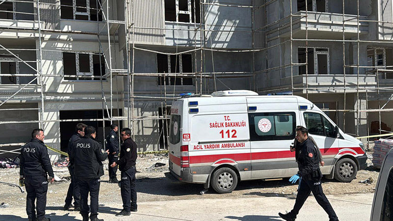 Kütahya’da Inşaattan Düşen 2 Işçi Ağır Yaralandı (5)