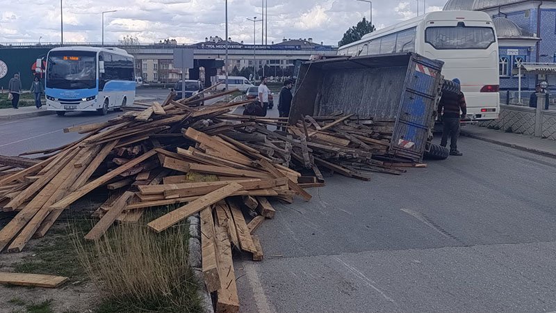 Kütahya’da Kereste Yüklü Römork Devrildi (1)