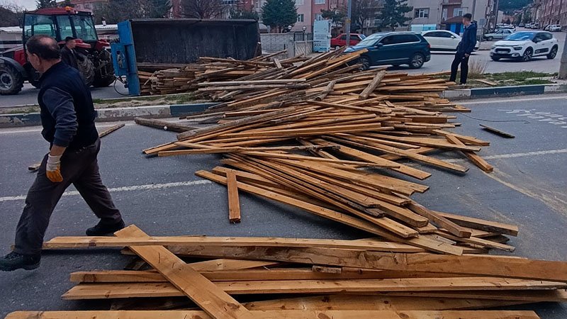 Kütahya’da Kereste Yüklü Römork Devrildi (2)
