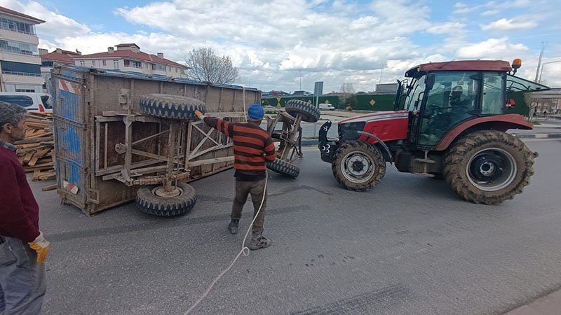 Kütahya’da Kereste Yüklü Römork Devrildi (3)
