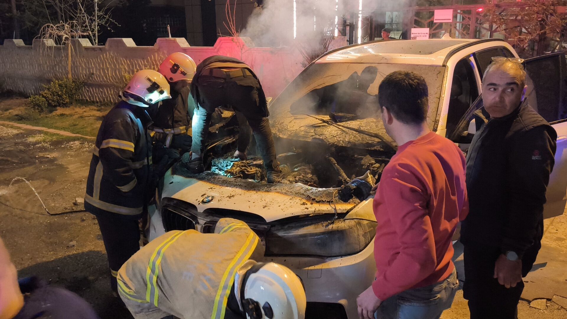 Kütahya’da Lüks Otomobil Yandı (3)