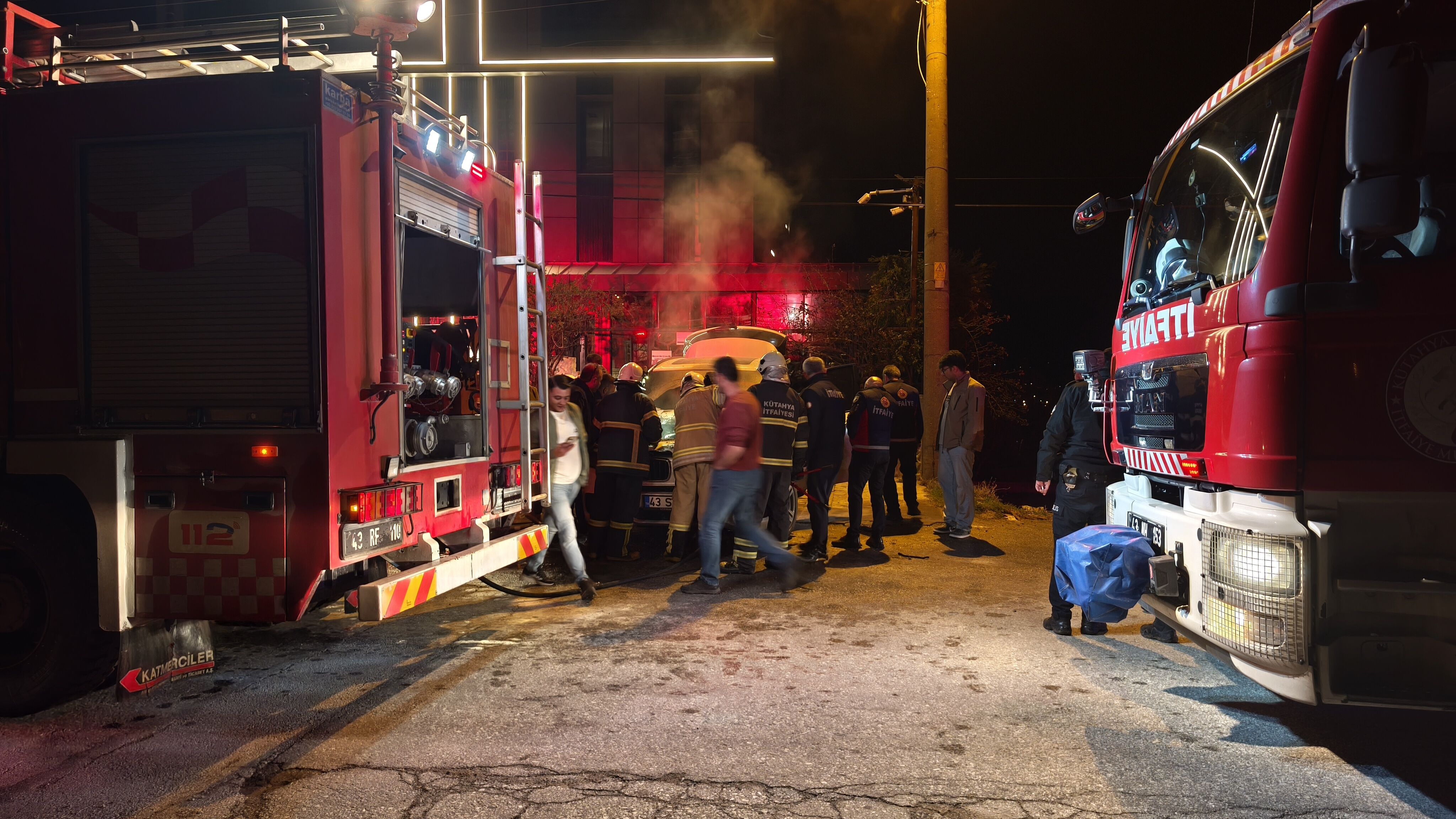 Kütahya’da Lüks Otomobil Yandı (4)