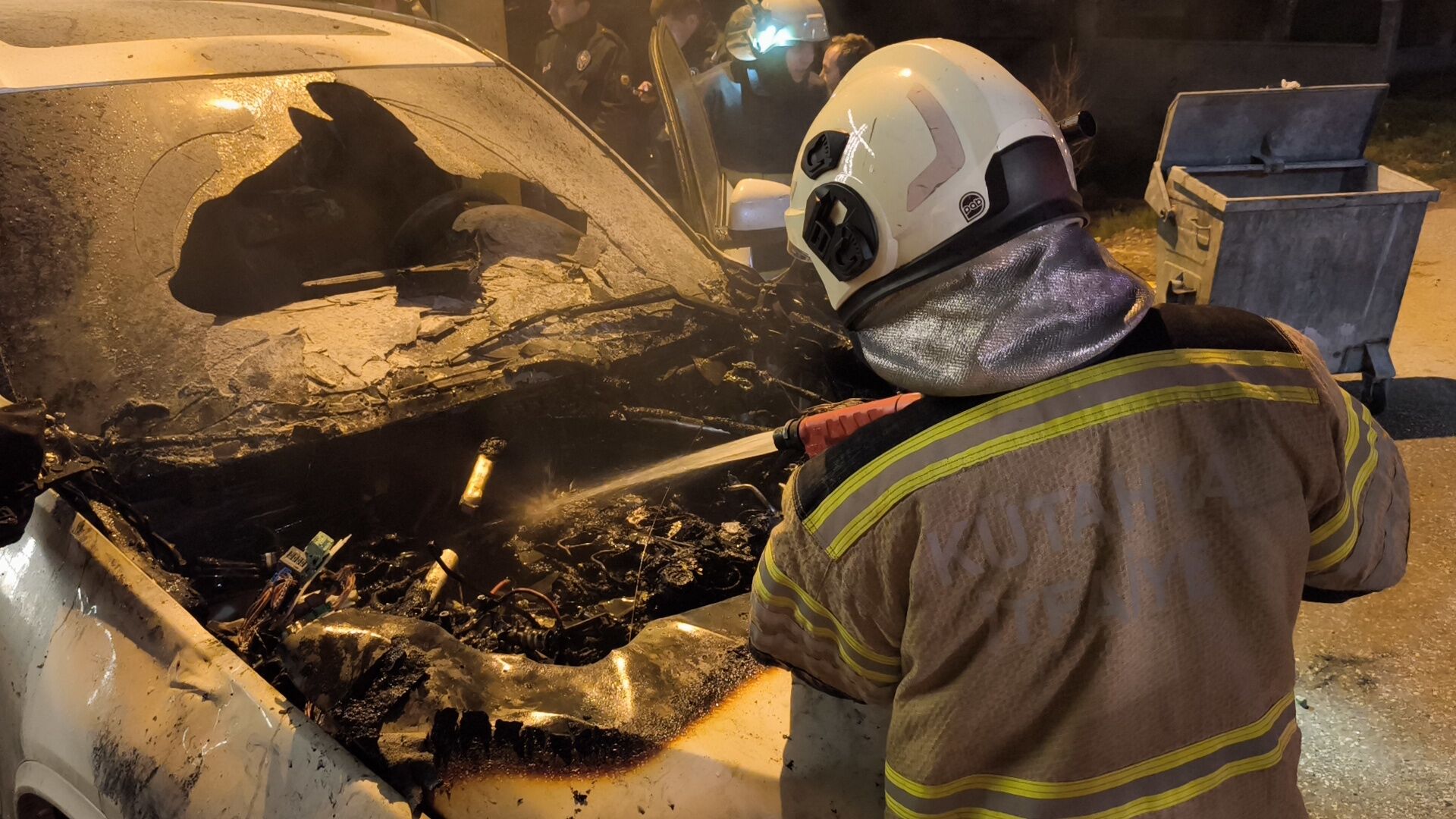 Kütahya’da Lüks Otomobil Yandı (5)