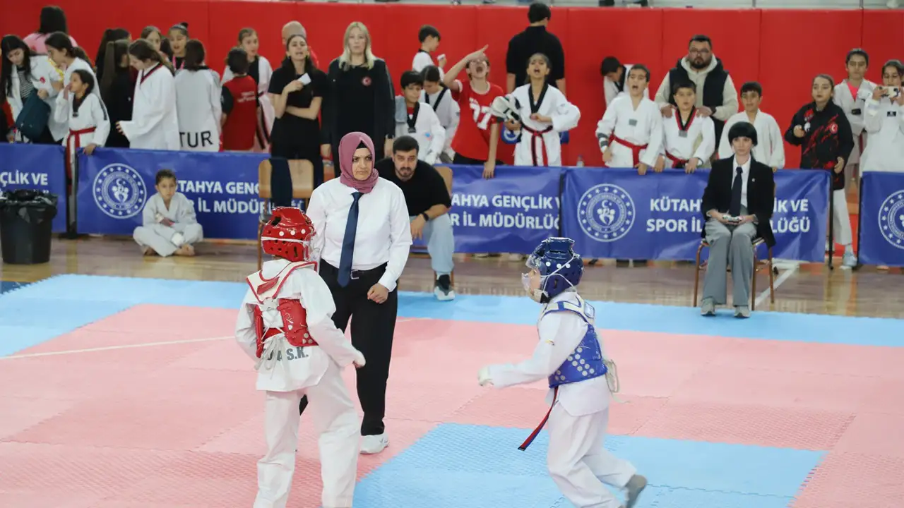 Kütahya’da Minikler 23 Nisan’da Tatamide Buluştu 3