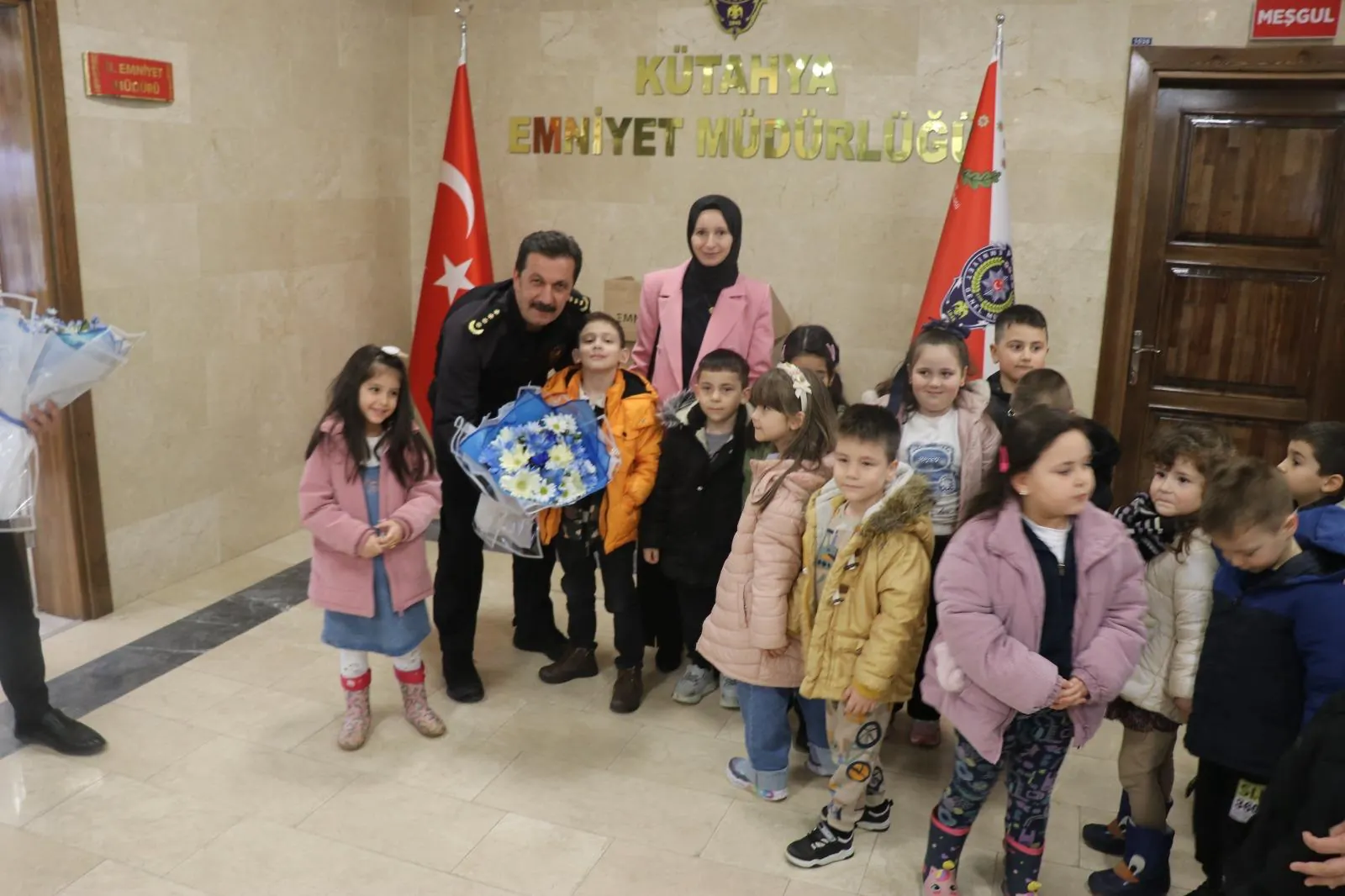 Kütahya’da Minikler Müdür Elbir’i Ziyaret Etti