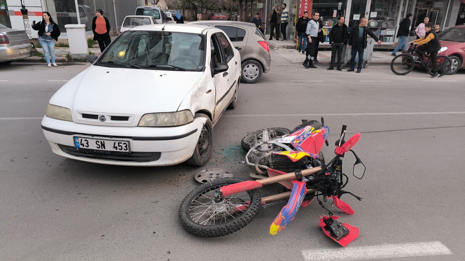 Kütahya'da Motosiklet Aniden Önüne Çıkan Araca Çarptı (2)